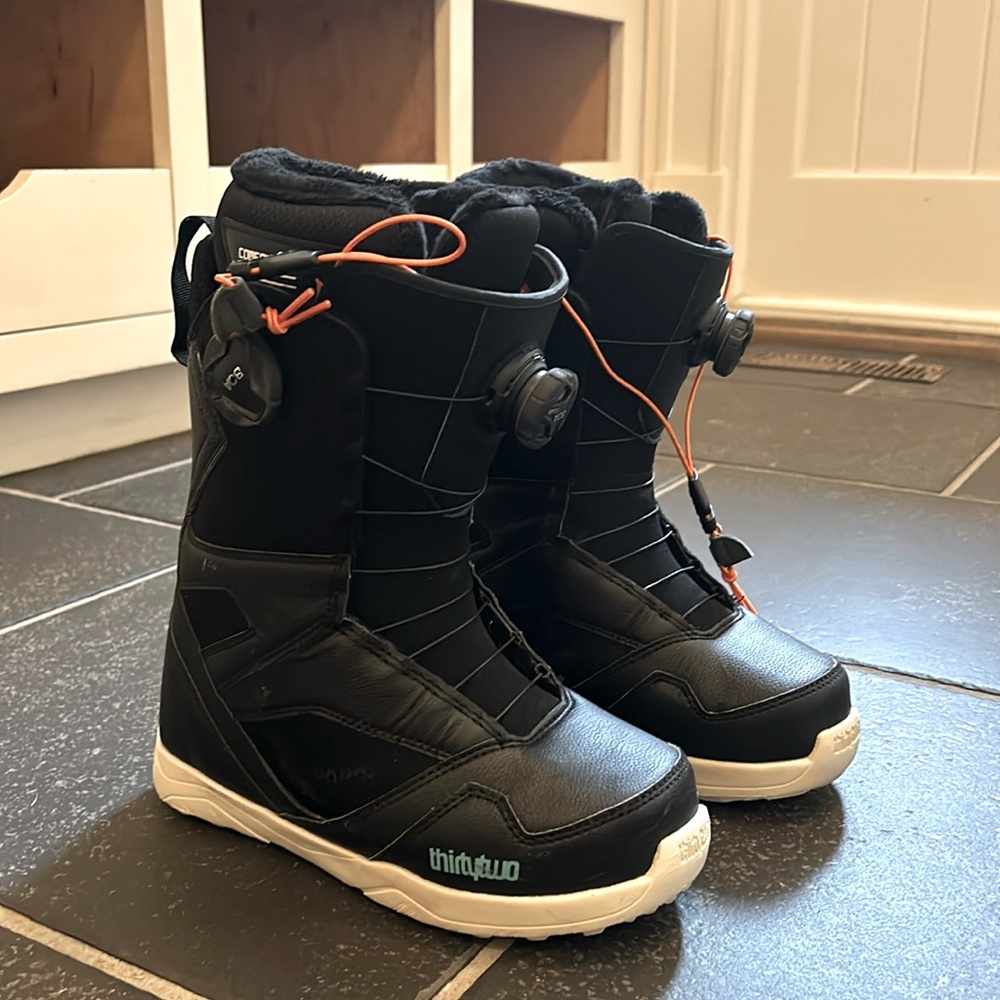 Size 7.5 Snowboard boots from the brand Thirty Two